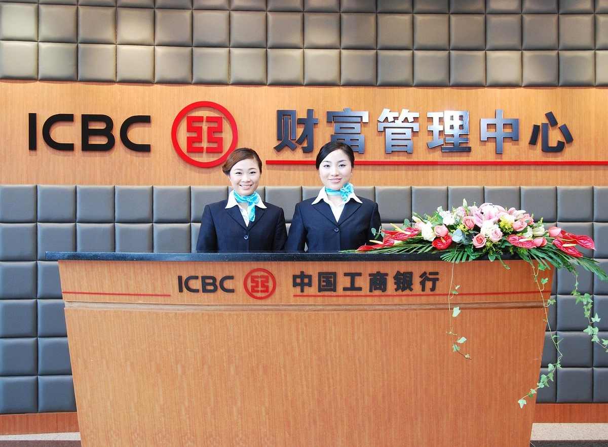 Deux femmes en uniforme devant un bureau ICBC avec des fleurs Deux femmes en uniforme devant un bureau ICBC avec des fleurs