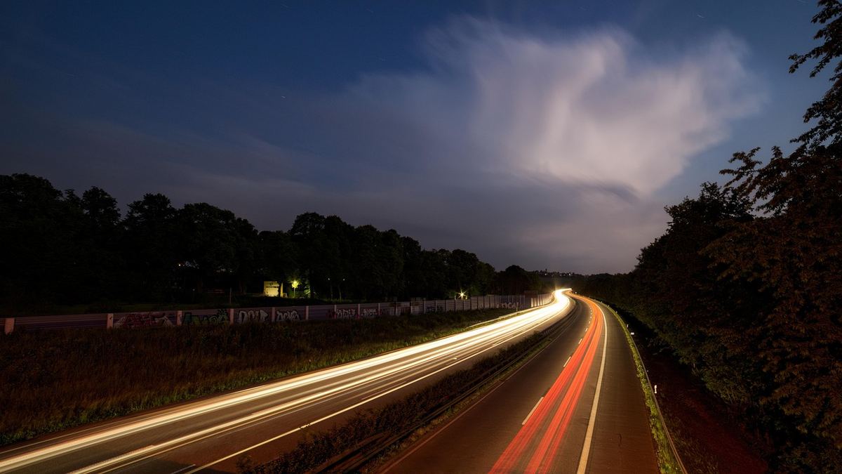 aire de repos sur autoroute avec un véhicule stationné