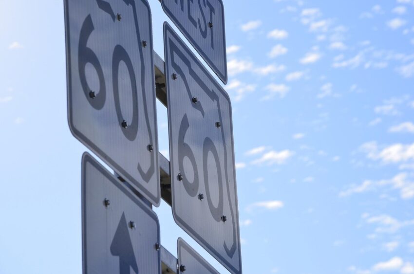 Panneaux de route indiquant la route 60 sous un ciel clair