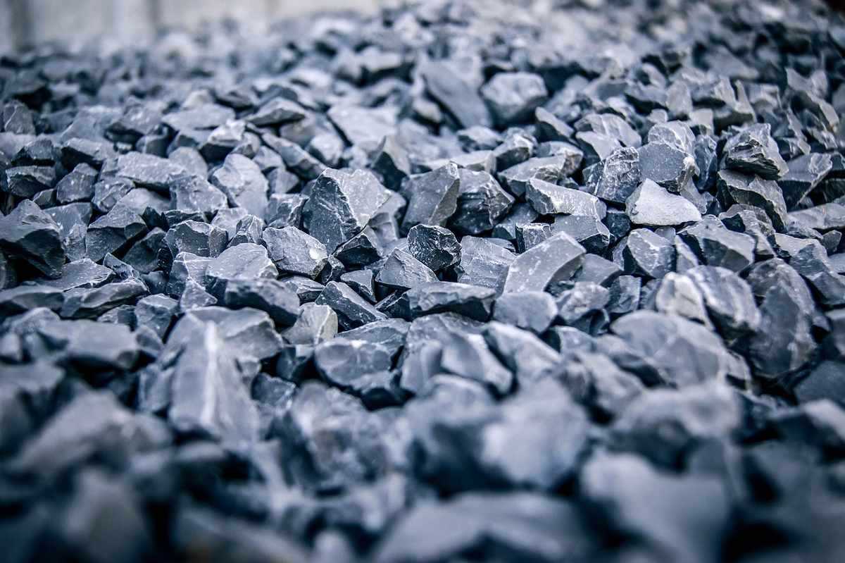 Graviers noirs et gris, semblables à du charbon, sur une surface plane