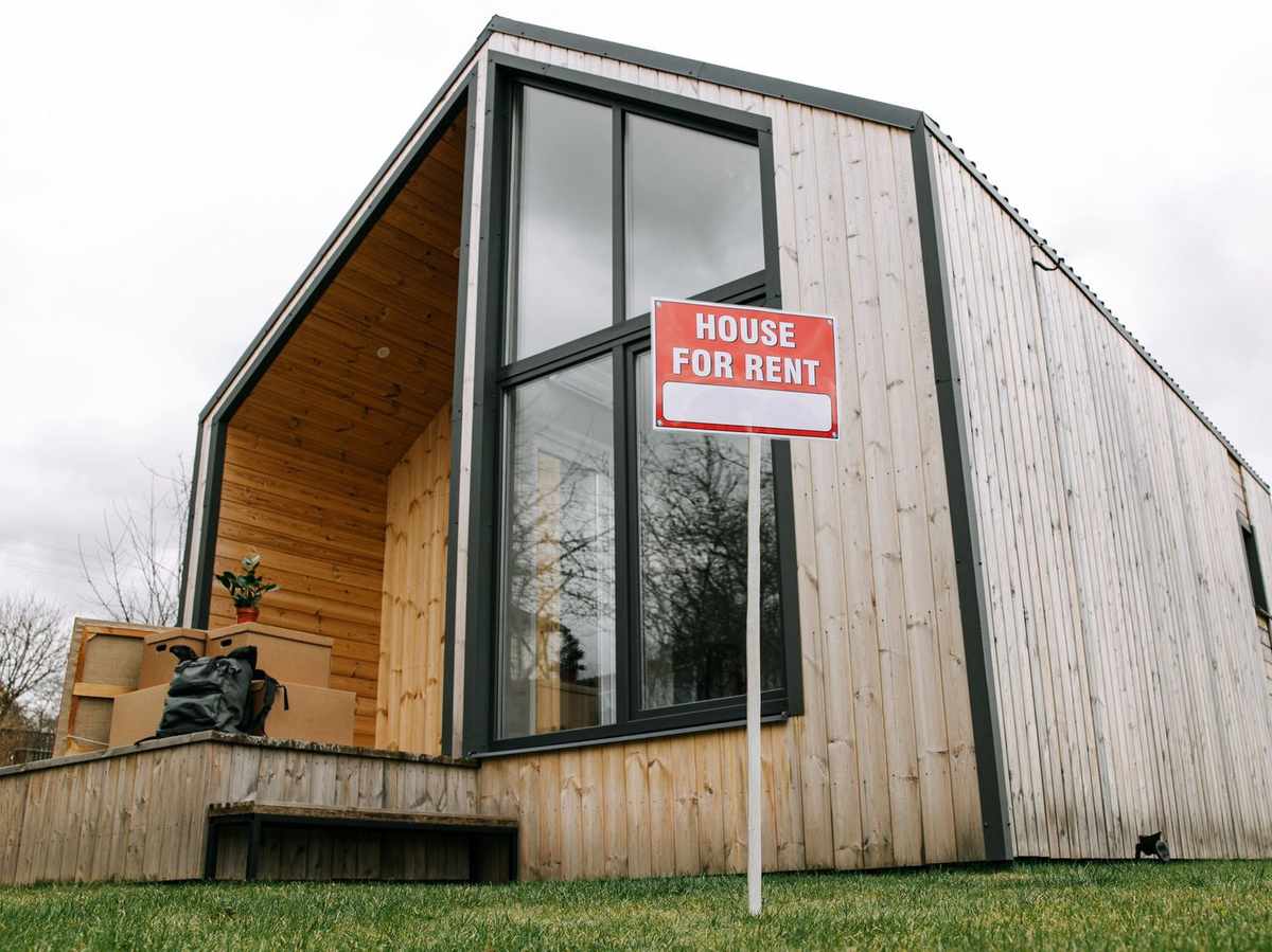 Maison en bois et verre avec panneau 