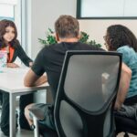Réunion professionnelle autour d'une table dans un bureau moderne