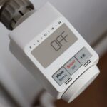 Thermostat digital fixé sur tuyau, écran noir OFF, boutons de réglage
