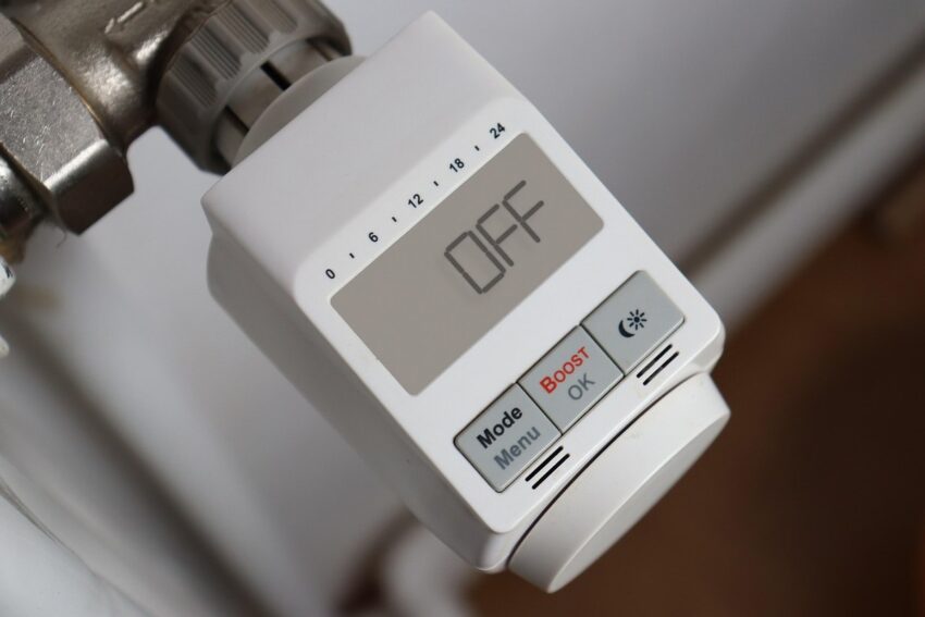 Thermostat digital fixé sur tuyau, écran noir OFF, boutons de réglage