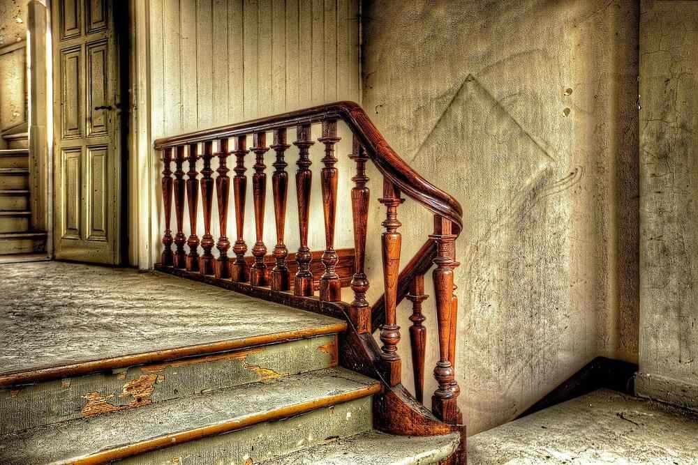 Escalier avec rampe en bois et mur en béton