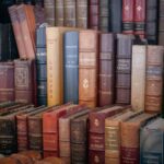 Vieux livres anciens entassés sur des étagères de bibliothèque
